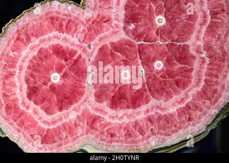 Le rhodochrosite est un minéral de carbonate de manganèse.Dans sa forme pure rare, il est typiquement une couleur rose-rouge, mais les spécimens impurs peuvent être des nuances de rose à Banque D'Images