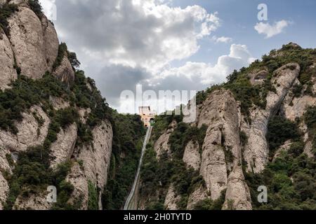 Train à crémaillère qui monte jusqu'au monastère de Montserrat, garé dans la gare supérieure Banque D'Images