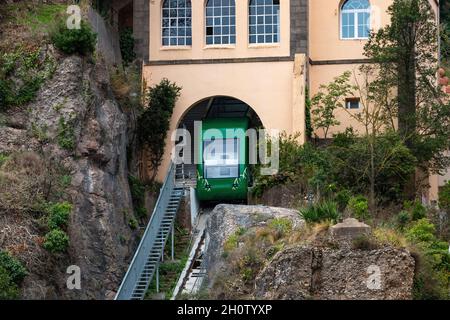 Train à crémaillère qui monte jusqu'au monastère de Montserrat, garé dans la gare supérieure Banque D'Images