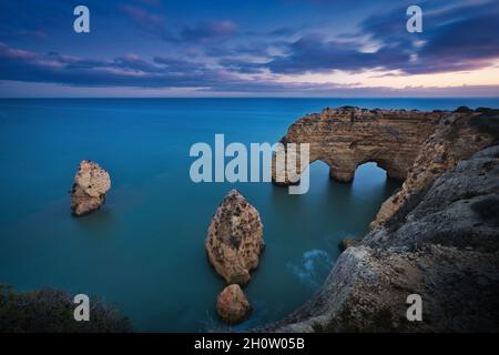 Photo des rochers et des arches naturelles d'Algrave Portugal Banque D'Images
