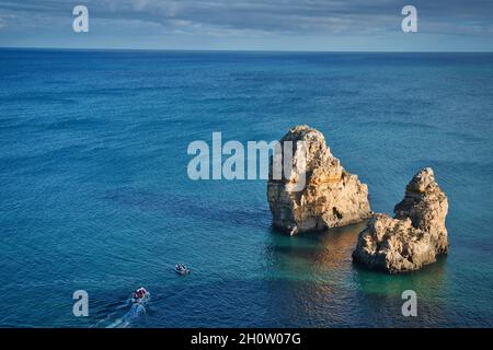Photo des rochers et des arches naturelles d'Algrave Portugal Banque D'Images