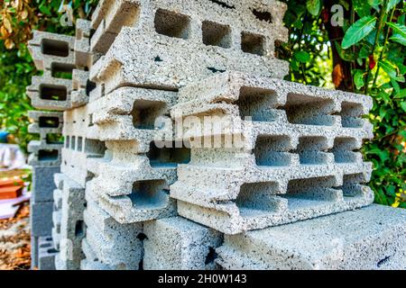 Gros plan de piles de briques de béton dans un jardin vert Banque D'Images