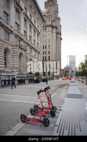 Louez des scooters électriques VOI garés près du bâtiment du foie à Liverpool Banque D'Images