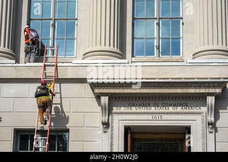 Des membres de la rébellion d'extinction ont mis à l'échelle la Chambre de commerce des États-Unis lors d'une manifestation contre le climat à Washington, DC, USA, le 14 octobre 2021.Le groupe d'action s'oppose à la politique climatique actuelle des gouvernements du monde entier. Banque D'Images