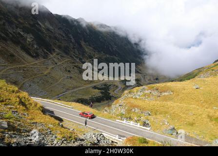 Des nuages bas traversent l'emblématique Transfagarasan Highway du côté nord, dans les montagnes Fagaras, en Transylvanie, en Roumanie Banque D'Images