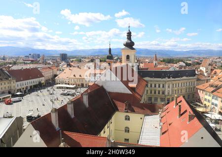 Vue de la Tour du Conseil sur la vieille ville et vers la tour de l'église catholique de la Sainte Trinité, à Sibiu, Transylvanie, Roumanie Banque D'Images