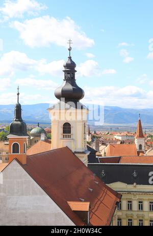 Vue de la Tour du Conseil sur la vieille ville et vers la tour de l'église catholique de la Sainte Trinité, à Sibiu, Transylvanie, Roumanie Banque D'Images