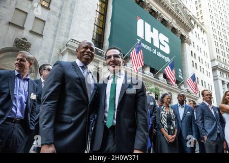 New York, États-Unis.14 octobre 2021.Le candidat du Parti démocratique pour le maire Eric Adams et le président et chef de la direction des tours IHS Sam Darwish assistent au lancement de l'IPO des tours IHS sur la Bourse de New York (photo de Lev Radin/Pacific Press) Credit: Pacific Press Media production Corp./Alay Live News Banque D'Images