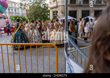 Burriana, Espagne 10-10-2021: Portrait des femmes de Fallas, portant le costume traditionnel de Fallas Banque D'Images