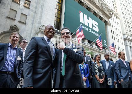 New York, États-Unis.14 octobre 2021.Le candidat du Parti démocratique pour le maire Eric Adams et le président et chef de la direction des tours IHS Sam Darwish assistent au lancement de l'IPO des tours IHS sur la Bourse de New York (photo de Lev Radin/Pacific Press) Credit: Pacific Press Media production Corp./Alay Live News Banque D'Images