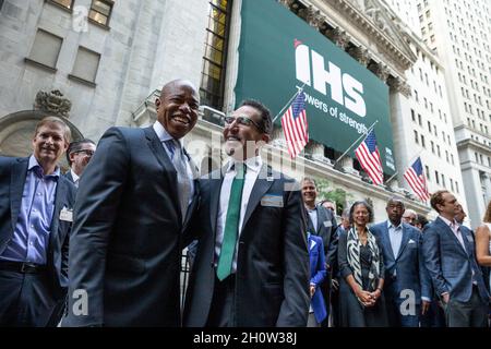 New York, États-Unis.14 octobre 2021.Le candidat du Parti démocratique pour le maire Eric Adams et le président et chef de la direction des tours IHS Sam Darwish assistent au lancement de l'IPO des tours IHS sur la Bourse de New York (photo de Lev Radin/Pacific Press) Credit: Pacific Press Media production Corp./Alay Live News Banque D'Images