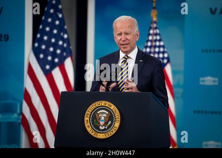 Washington, Vereinigte Staaten.14 octobre 2021.Le président des États-Unis, Joe Biden, fait le point sur la réponse du COVID-19 et sur le programme de vaccination dans le South court Auditorium, sur le campus de la Maison Blanche à Washington, DC, le jeudi 14 octobre 2021.Credit: Rod Lamkey/CNP/dpa/Alay Live News Banque D'Images