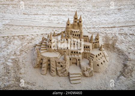 château de sable avec tours sur la plage en été Banque D'Images