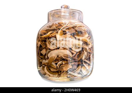 Champignons porcini séchés dans un pot en verre isolé sur fond blanc Banque D'Images