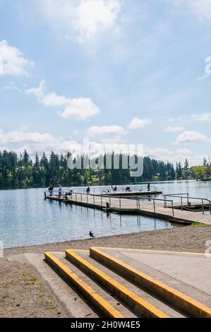 Les personnes qui pêchent sur les quais près du Lake Wilderness Lodge à Lake Wilderness, Washington. Banque D'Images