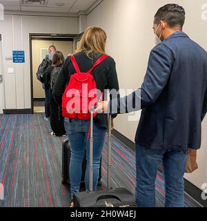 Orlando FL USA - 26 septembre 2021 : les gens attendent dans la jetée pour monter à bord d'un avion américain à l'aéroport international d'Orlando à Orlando, Flo Banque D'Images