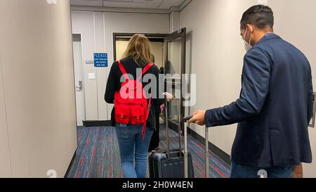 Orlando FL USA - 26 septembre 2021 : les gens attendent dans la jetée pour monter à bord d'un avion américain à l'aéroport international d'Orlando à Orlando, Flo Banque D'Images