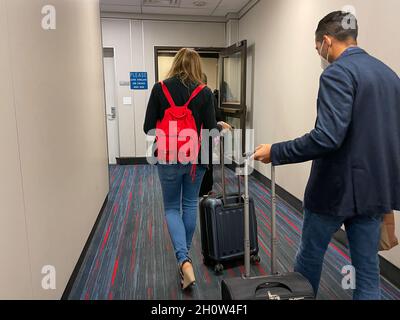 Orlando FL USA - 26 septembre 2021 : les gens attendent dans la jetée pour monter à bord d'un avion américain à l'aéroport international d'Orlando à Orlando, Flo Banque D'Images