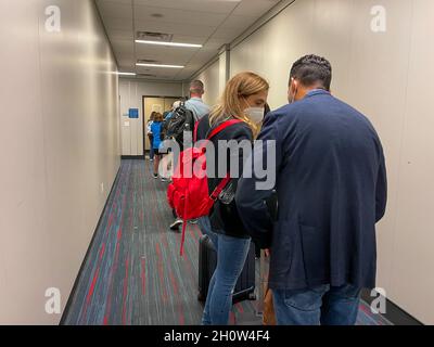 Orlando FL USA - 26 septembre 2021 : les gens attendent dans la jetée pour monter à bord d'un avion américain à l'aéroport international d'Orlando à Orlando, Flo Banque D'Images