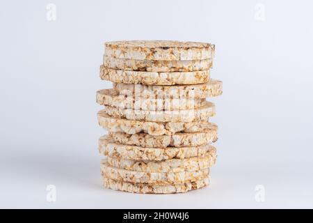 Une pile de gâteaux de riz croquants sur une table blanche.La nourriture. Banque D'Images