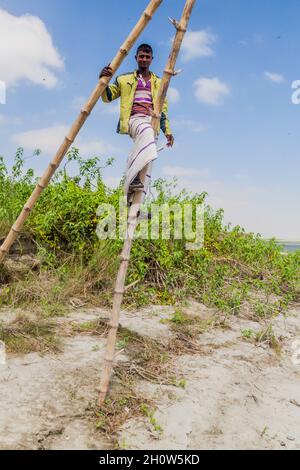 JAMUNA, BANGLADESH - 7 NOVEMBRE 2016 : pêcheur local sur une île de sable de la rivière Jamuna près de Bogra, Bangladesh. Banque D'Images