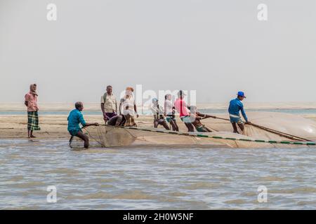 JAMUNA, BANGLADESH - 7 NOVEMBRE 2016 : pêcheurs locaux sur la rivière Jamuna, Bangladesh Banque D'Images