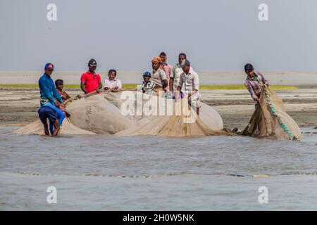 JAMUNA, BANGLADESH - 7 NOVEMBRE 2016 : pêcheurs locaux sur la rivière Jamuna, Bangladesh Banque D'Images