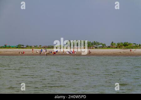 JAMUNA, BANGLADESH - 7 NOVEMBRE 2016 : les habitants d'une île de sable à la rivière Jamuna près de Bogra, Bangladesh. Banque D'Images