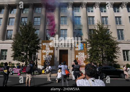 Washington, États-Unis.14 octobre 2021.Des manifestants avec un groupe d'activistes pour le changement climatique extinction rébellion à l'échelle de l'extérieur du bâtiment de la Chambre de commerce et relâcher de la fumée colorée lors d'une manifestation à Washington, DC le jeudi 14 octobre 2021.Photo de Sarah Silbiger/UPI crédit: UPI/Alay Live News Banque D'Images