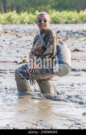 SUNDARBANS, BANGLADESH - 14 NOVEMBRE 2016 : touriste sur une côte de rivière boueuse lors d'une visite des Sundarbans, Bangladesh. Banque D'Images