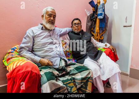 MORRELGANJ, BANGLADESH - 18 NOVEMBRE 2016 : deux hommes locaux dans le village de Morrelganj, Bangladesh Banque D'Images