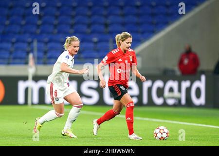 Lyon, France.14 octobre 2021.Amandine Henry (6 Lyon) et Cloe Lacasse (20 Benfica Lisbon) se battent pour le bal (duel) lors de l'UEFA Womens Champions League Group phase 2 du match de football entre l'Olympique Lyonnais et SL Benfica au stade Groupama de Lyon, France.Crédit: SPP Sport presse photo./Alamy Live News Banque D'Images