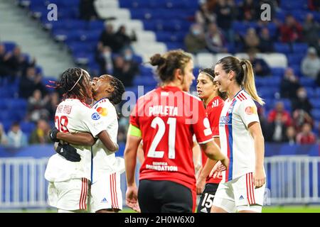 Lyon, France.14 octobre 2021.Kadeisha Buchanan (21 Lyon) célèbre son but avec Melvine Malard (28 Lyon) lors de la deuxième manche du match de football du groupe de la Ligue des champions des femmes de l'UEFA entre l'Olympique Lyonnais et le SL Benfica au stade Groupama à Lyon, en France.Crédit: SPP Sport presse photo./Alamy Live News Banque D'Images