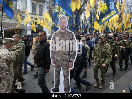 Les anciens combattants de l'armée ukrainienne du conflit de l'est de l'Ukraine portent une coupure avec une photo de leur ami emprisonné (C) comme participation symbolique à la marche de la nation jusqu'au jour du défenseur de l'Ukraine et de l'anniversaire de l'armée insurrectrice ukrainienne (UPA).l'armée insurrectrice ukrainienne (UPA) a activement combattu pourIndépendance ukrainienne de 1942 à 1949, principalement en Ukraine occidentale contre le régime nazi et soviétique allemand.Depuis 2021, le 14 octobre, les Ukrainiens ont également marqué cette journée comme le jour des défenseurs et des défenseurs de l'Ukraine.(Photo de Pavlo Gonchar/SOPA Images/Sipa USA) Banque D'Images