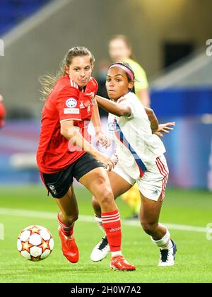 Lyon, France.14 octobre 2021.Perle Morroni (5 Lyon) défend lors de la deuxième manche du match de football du groupe de la Ligue des champions des femmes de l'UEFA entre l'Olympique Lyonnais et le SL Benfica au stade Groupama de Lyon, en France.Crédit: SPP Sport presse photo./Alamy Live News Banque D'Images