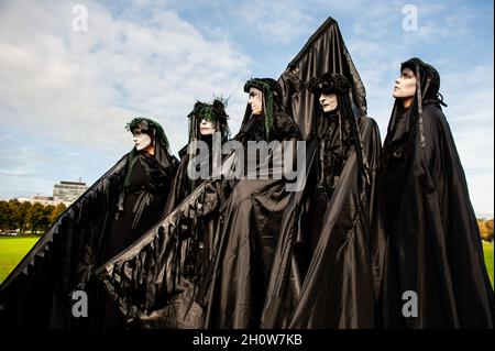 La Haye, pays-Bas.14 octobre 2021.Cinq rebelles noirs sont vus en train de se jouer à l'extérieur dans un parc.Dans le cadre de la nouvelle campagne de rébellion contre l'extinction Climate Rebellion, des centaines de militants du climat ont marché dans des vêtements noirs autour du centre de la Haye comme une procession funéraire pour honorer la mémoire des victimes du changement climatique et de la crise écologique.Le cortège silencieux était dirigé par les rebelles noirs et passé par plusieurs bureaux politiques du parti dans la ville.(Photo par Ana Fernandez/SOPA Images/Sipa USA) Credit: SIPA USA/Alay Live News Banque D'Images