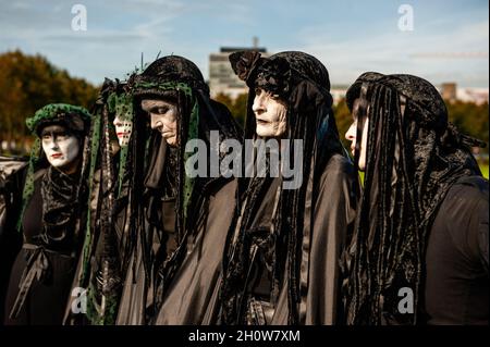 La Haye, pays-Bas.14 octobre 2021.Les rebelles noirs sont vus avec des expressions tristes sur leur visage pendant qu'ils se présentent.Dans le cadre de la nouvelle campagne de rébellion contre l'extinction Climate Rebellion, des centaines de militants du climat ont marché dans des vêtements noirs autour du centre de la Haye comme une procession funéraire pour honorer la mémoire des victimes du changement climatique et de la crise écologique.Le cortège silencieux était dirigé par les rebelles noirs et passé par plusieurs bureaux politiques du parti dans la ville.(Photo par Ana Fernandez/SOPA Images/Sipa USA) Credit: SIPA USA/Alay Live News Banque D'Images