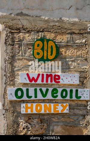 vin huile d'olive et miel signes en vente dans un magasin de touristes grecs sur l'îlot de zante ou zakynthos grèce. miel, vin, huile d'olive, ventes, shopping. Banque D'Images