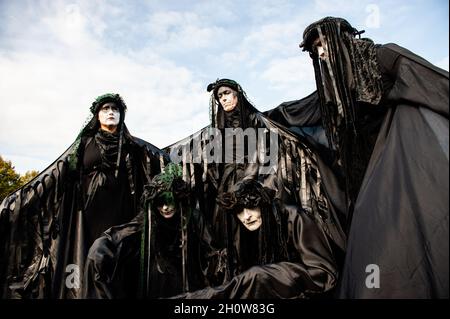 La Haye, pays-Bas.14 octobre 2021.On voit les rebelles noirs poser pour la presse.Dans le cadre de la nouvelle campagne de rébellion contre l'extinction Climate Rebellion, des centaines de militants du climat ont marché dans des vêtements noirs autour du centre de la Haye comme une procession funéraire pour honorer la mémoire des victimes du changement climatique et de la crise écologique.Le cortège silencieux était dirigé par les rebelles noirs et passé par plusieurs bureaux politiques du parti dans la ville.(Photo par Ana Fernandez/SOPA Images/Sipa USA) Credit: SIPA USA/Alay Live News Banque D'Images