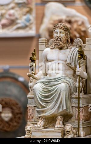 modèle d'un dieu grec ou philosophe dans une boutique de cadeaux sur zante zakynthos grèce. boutique de souvenirs de la boutique de cadeaux modèle de sculpture statur d'un philosophe grec Banque D'Images