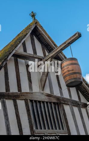 les marchands médiévaux se trouvent dans les murs de la vieille ville de southampton hampshire royaume-uni. tudor ou bâtiment médiéval arrose et laube avec cadre en bois. Banque D'Images