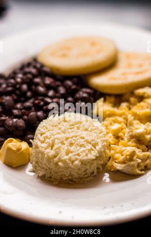 Petit déjeuner créole de type vénézuélien avec céréales, œufs brouillés et fromage blanc râpé Banque D'Images