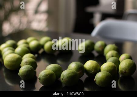 Mise au point douce d'un tas de clés fraîches sur une table Banque D'Images
