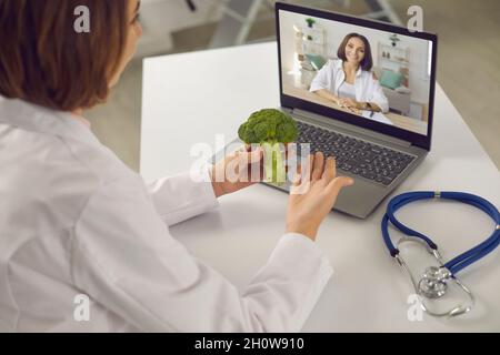 Diététicienne en ligne ayant la consultation de télémédecine avec sa patiente par appel vidéo Banque D'Images