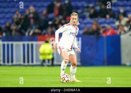 Lyon, France.14 octobre 2021.Amandine Henry (6 Lyon) contrôle le ballon (action) lors du match de football de la deuxième manche du groupe de la Ligue des champions des femmes de l'UEFA entre l'Olympique Lyonnais et le SL Benfica au stade Groupama à Lyon, en France.Crédit: SPP Sport presse photo./Alamy Live News Banque D'Images