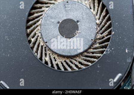 Vue détaillée de la carte mère démontée d'un pc portable avec élément de ventilateur de refroidissement du processeur graphique à puce sale.Réparation de la surchauffe du calculateur.Technicien professionnel Banque D'Images