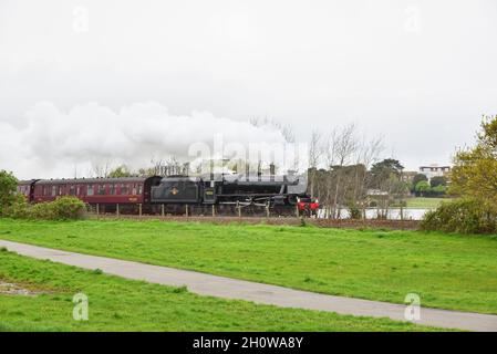 Conservé LMS Black Five 4-6-0 no45212 attaque la 1 sur 60 Parkstone Bank avec la Grande-Bretagne XI railtour, peu après avoir quitté Poole, Dorset Banque D'Images