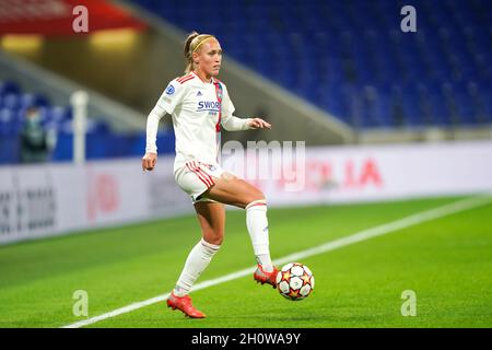 Lyon, France.14 octobre 2021.Janice Cayman (23 Lyon) contrôle le ballon (action) lors du match de football du 2e tour du groupe de la Ligue des champions des femmes de l'UEFA entre l'Olympique Lyonnais et le SL Benfica au stade Groupama à Lyon, en France.Crédit: SPP Sport presse photo./Alamy Live News Banque D'Images