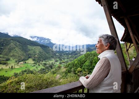 Femme âgée au beau point de vue sur la vallée de Cocora à Salento, située dans la région de Quindio en Colombie Banque D'Images