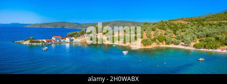 Agia Kiriaki est un village de pêcheurs traditionnel et un port de Trikeri, Magnesia, Pélion, Grèce. Banque D'Images